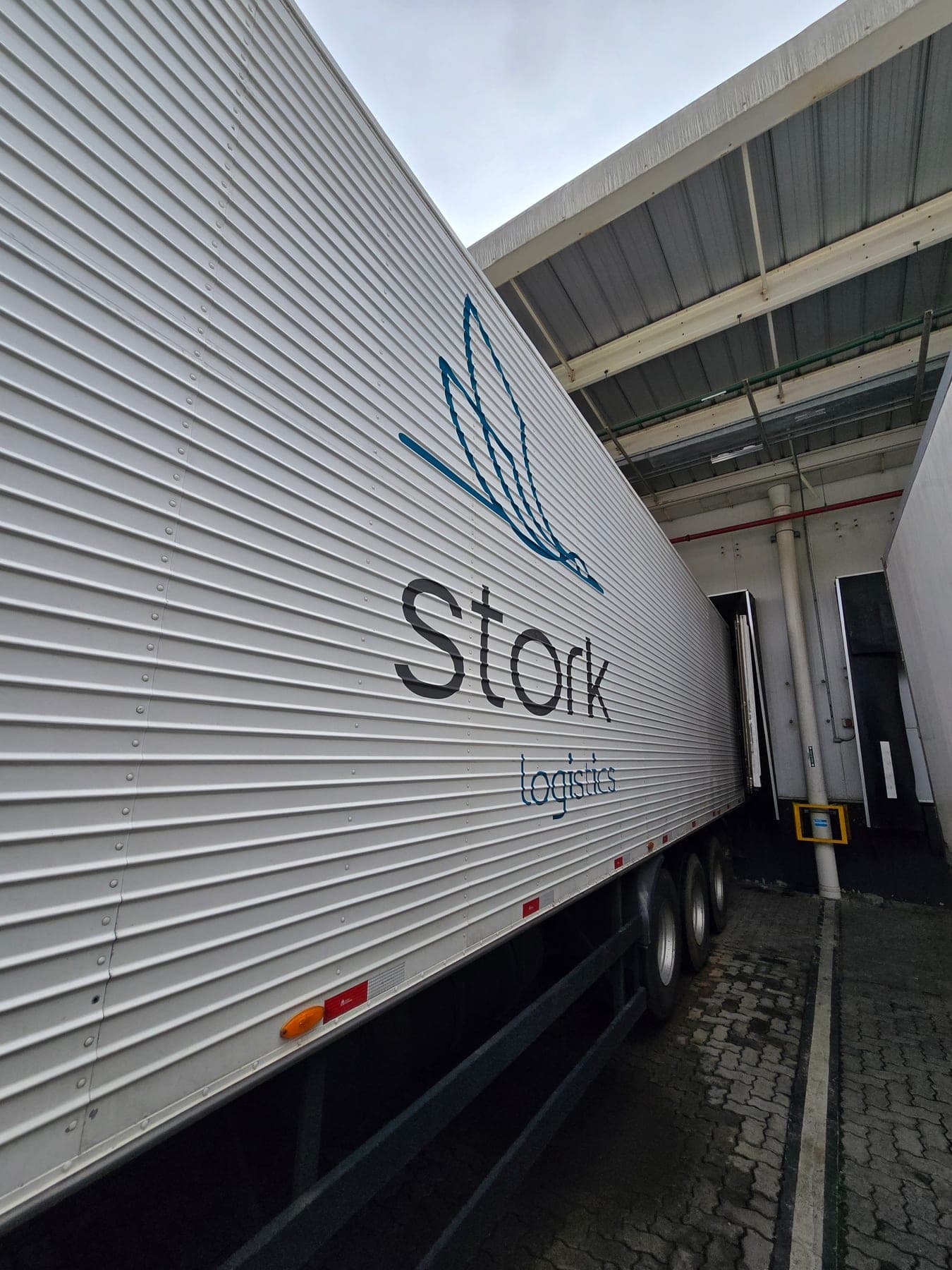 Lateral de um baú com o logo da Stork Logistics